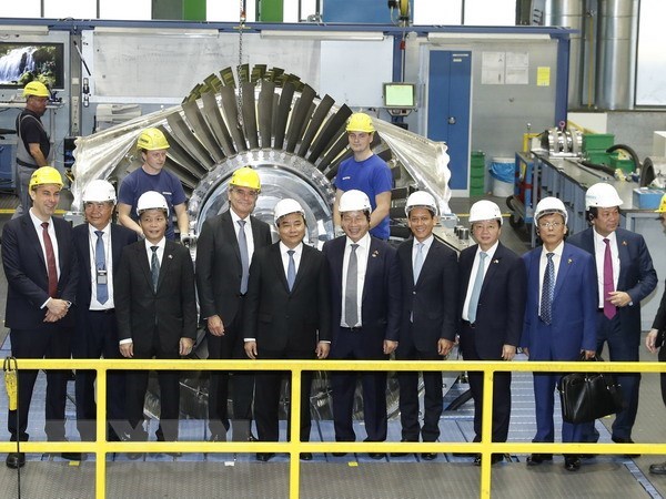 Thủ tướng Thủ tướng Nguyễn Xuân Phúc đến tham quan nhà máy sản xuất turbine khí của Hãng Siemens. (Ảnh: Thống Nhất/TTXVN)