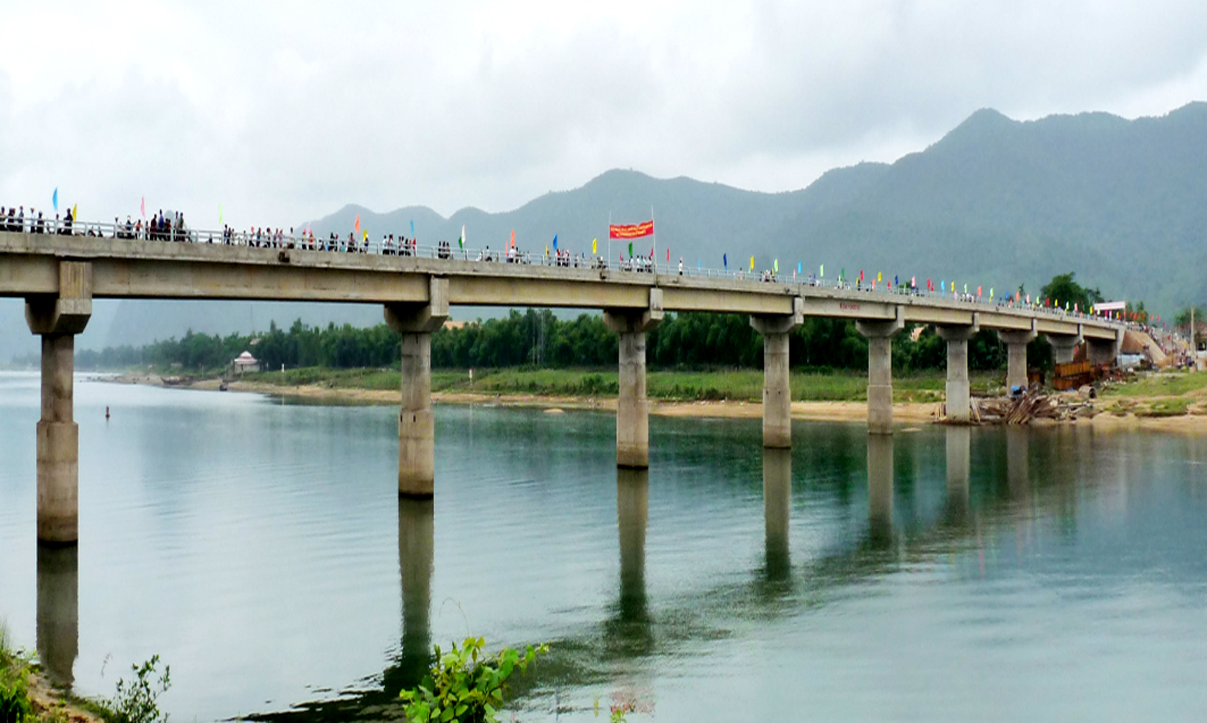 Cầu Châu Hóa (Tuyên Hóa) nối đôi bờ sông Gianh.     