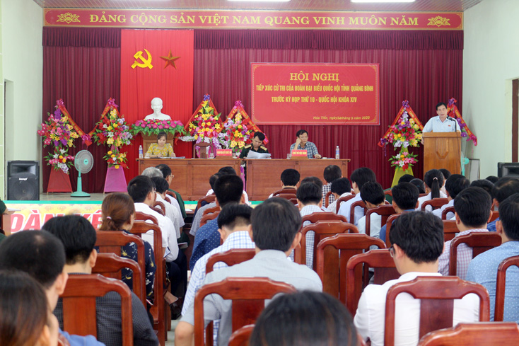 Đồng chí Nguyễn Mạnh Cường, Phó chủ nhiệm Ủy ban Tư pháp Quốc hội trả lời các ý kiến, kiến nghị tại buổi tiếp xúc cử tri huyện Minh Hóa