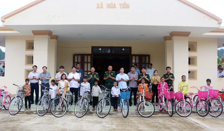 Tổ ĐBQH tỉnh trao 30 chiếc xe đạp cho các em học sinh có hoàn cảnh khó khăn. 