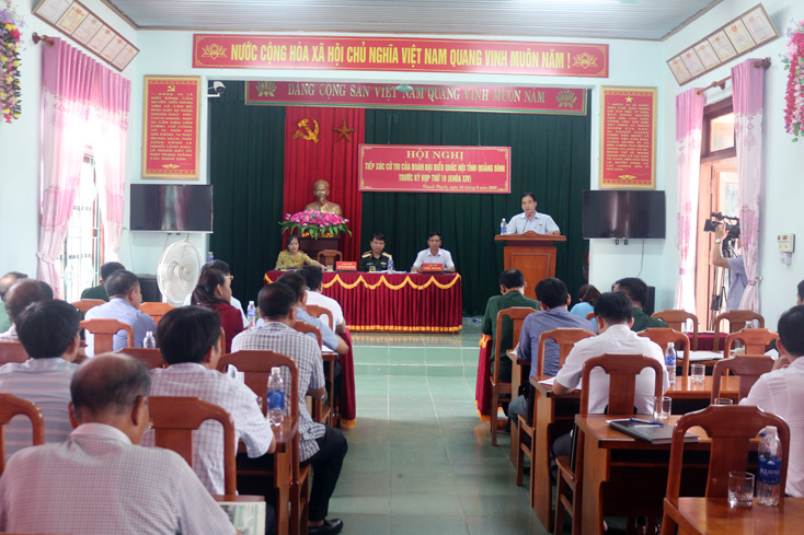 Đồng chí Nguyễn Mạnh Cường, Phó Chủ nhiệm Ủy ban Tư pháp Quốc hội trả lời các ý kiến, kiến nghị tại buổi tiếp xúc cử tri huyện Tuyên Hóa