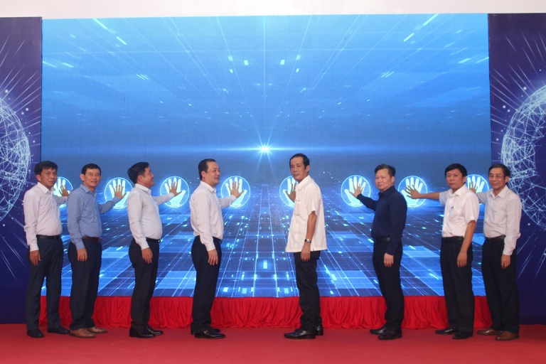Lãnh đạo tỉnh Quảng Bình và Tập đoàn VNPT nhấn nút khai trương Trung tâm điều hành đô thị thông minh tỉnh Quảng Bình.