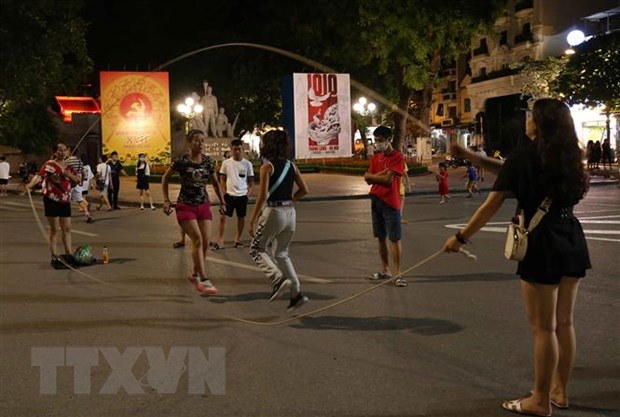  Người dân vui chơi tại phố đi bộ hồ Hoàn Kiếm. (Ảnh: Hoàng Hiếu/TTXVN)
