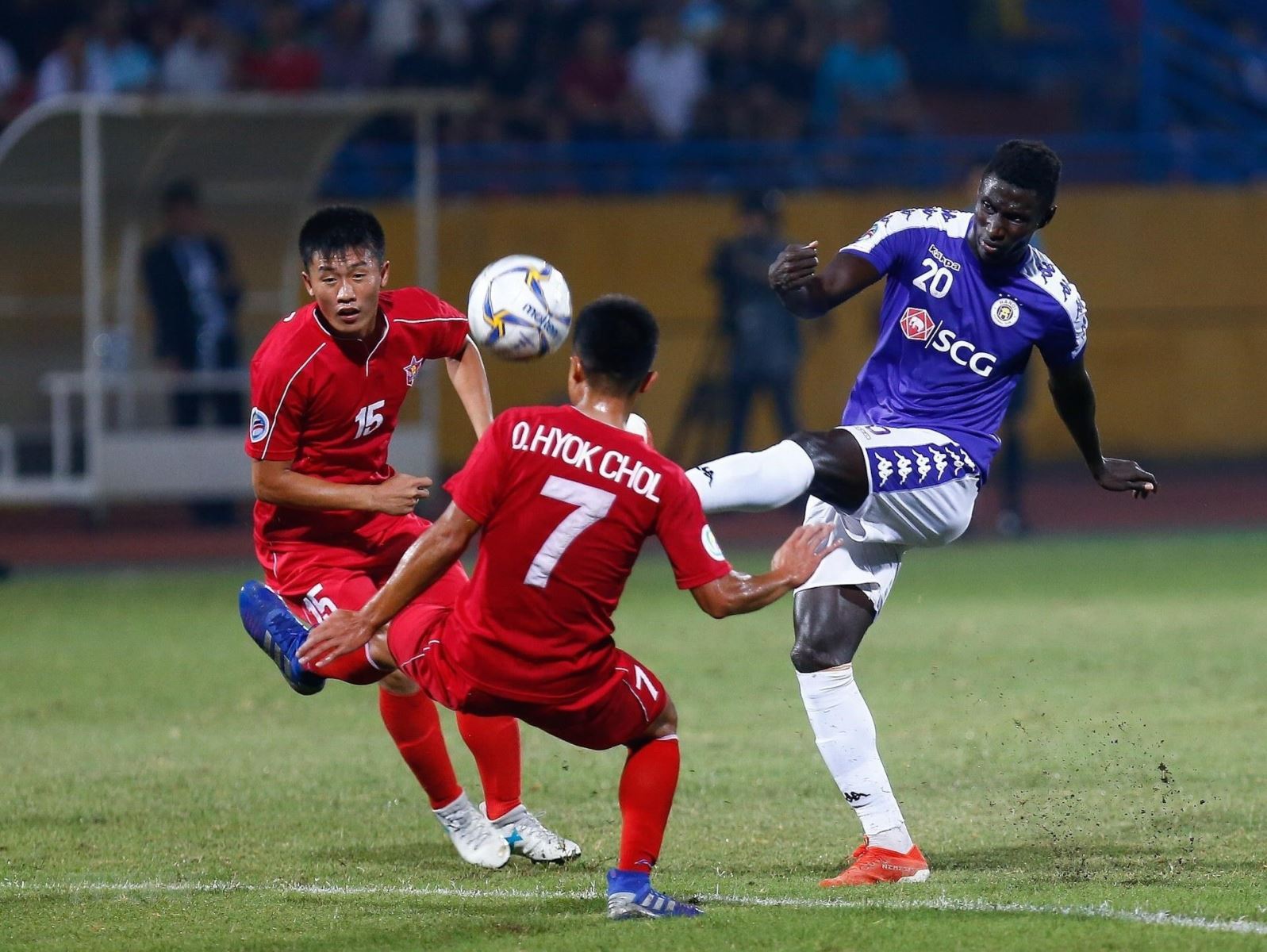 Hà Nội FC (phải) đã khẳng định tài năng ở đấu trường AFC Cup mùa trước. Ảnh: AFC.