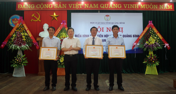 Đồng chí Nguyễn Tiến Hoàng, Tỉnh ủy viên, Phó Chủ tịch UBND tỉnh trao bằng khen của Chủ tịch UBND tỉnh cho các tập thể, cá nhân HLG tỉnh vì đã có nhiều thành tích xuất sắc trong phong trào thi đua yêu nước giai đoạn 2015-2020.