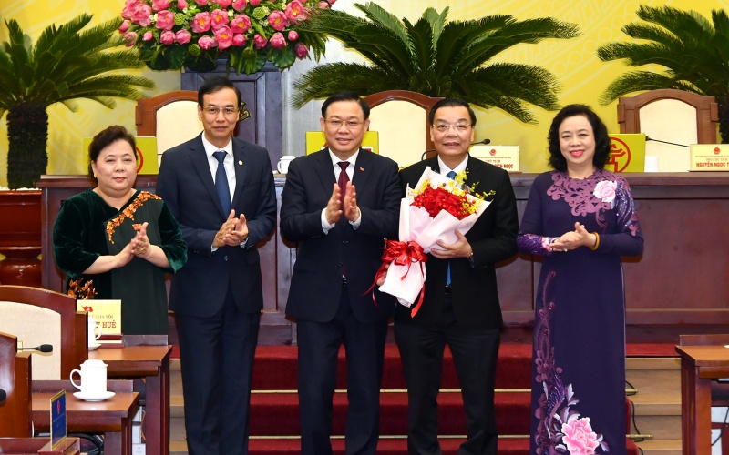 Đồng chí Vương Đình Huệ, Ủy viên Bộ Chính trị, Bí thư Thành ủy cùng các đồng chí Phó Bí thư Thành ủy tặng hoa chúc mừng đồng chí Chu Ngọc Anh.