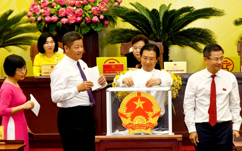   Các đại biểu HĐND thành phố bỏ phiếu bầu chức danh Chủ tịch UBND Hà Nội nhiệm kỳ 2016-2021.
