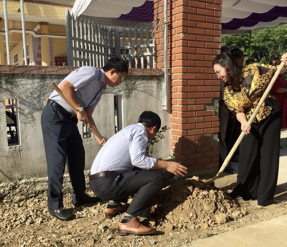    Các đồng chí lãnh đạo Ủy ban MTTQVN tỉnh và huyện Bố Trạch tham gia trồng cây xây dựng đoạn đường kiểu mẫu tại thôn 3 Phúc Đồng. 