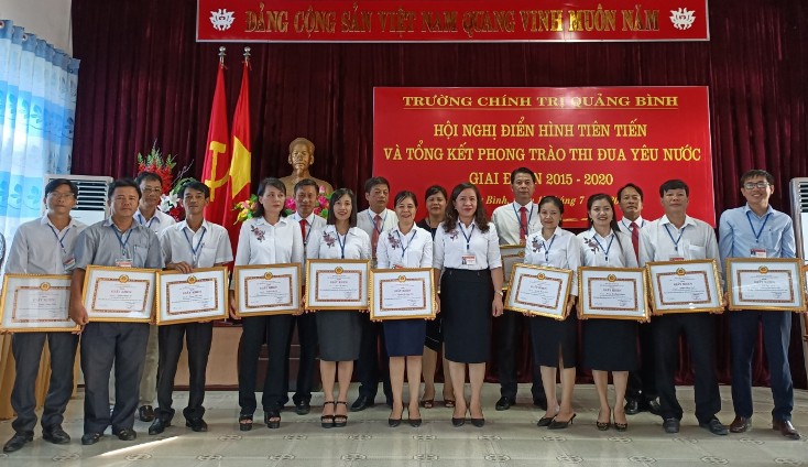   Lãnh đạo Trường Chính trị tỉnh Quảng Bình khen thưởng các cá nhân có thành thích xuất sắc trong phong trào thi đua yêu nước, giai đoạn 2015-2020.