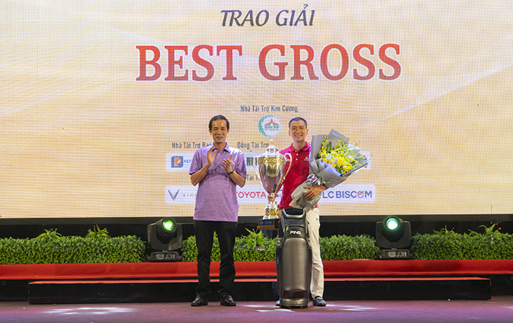 Đồng chí Trần Công Thuật, Phó Bí thư Tỉnh ủy, Chủ tịch UBND Tỉnh trao giải Best Gross cho Golfer Phạm Minh Phong