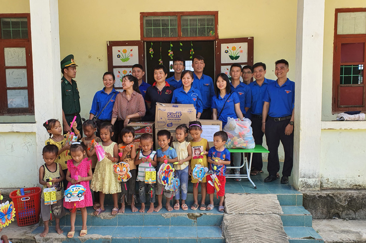 Đoàn cơ sở Cục Hải quan Quảng Bình trao tặng nhu yếu phẩm cho học sinh tại điểm trường Cổ Tràng.