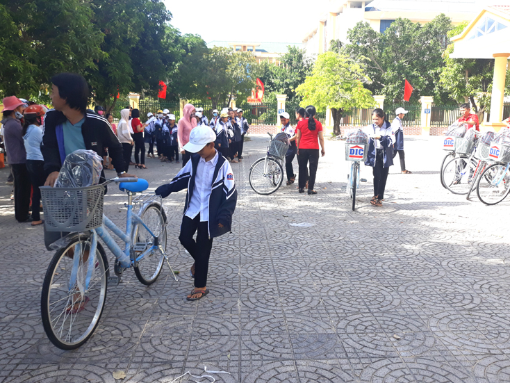 100 chiếc xe đạp và các phần quà đã được trao cho các em học sinh nghèo vượt khó trên địa bàn huyện QuảngNinh.