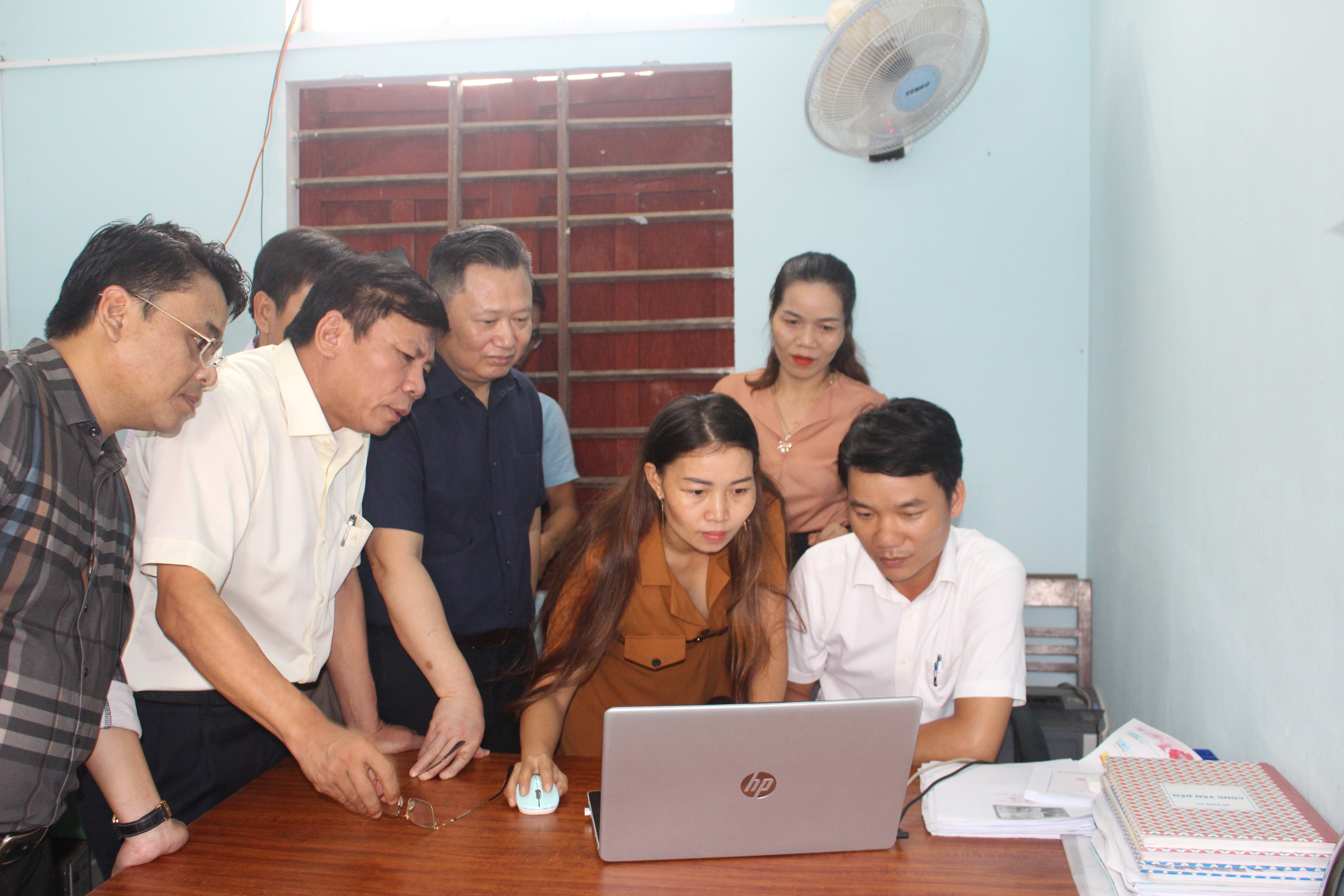  Ông Việt Hùng, Giám đốc Sở TT-TT ( thứ 2 bên trái) cùng Ban Chỉ đạo xây dựng CQĐT tỉnh kiểm tra tình hình triển khai xây dựng CQĐT ở xã Minh Hóa (huyện Minh Hóa).