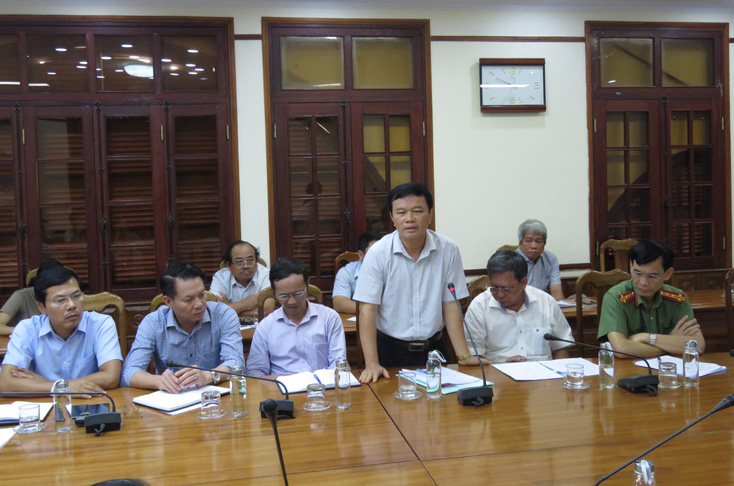 Đại diện Công ty Cổ phần Cosvco 6 phát biểu về vấn đề hoạt động của nhà máy tại thôn Áng Sơn.