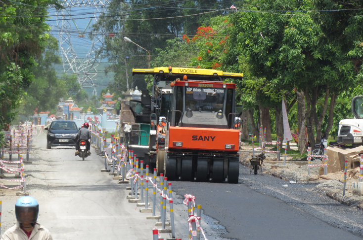 Tập đoàn Trường Thịnh đẩy nhanh tiến độ thi công hoàn thiện gói thầu trên  tuyến đường Lý Thái Tổ (phường Đồng Sơn-TP Đồng Hới).