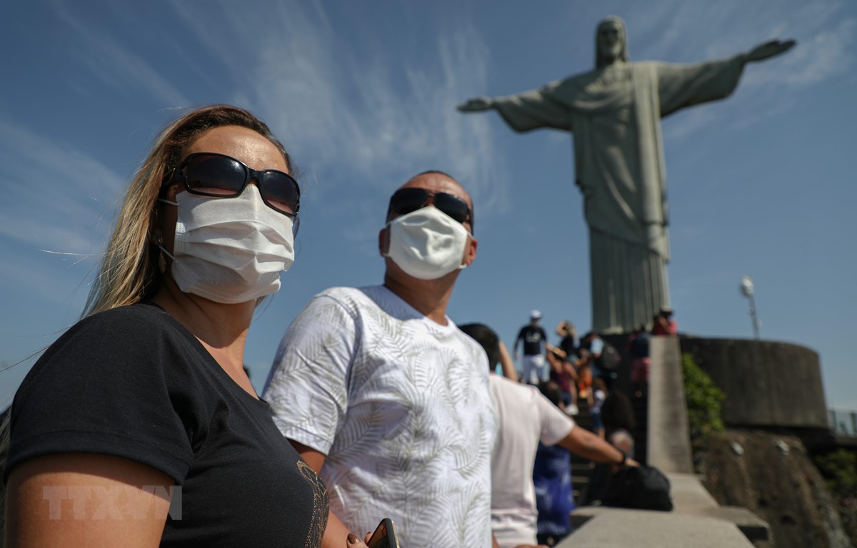 Khách du lịch đeo khẩu trang phòng dịch COVID-19 tại Rio de Janeiro, Brazil ngày 15-8-2020. (Ảnh: AFP/TTXVN)