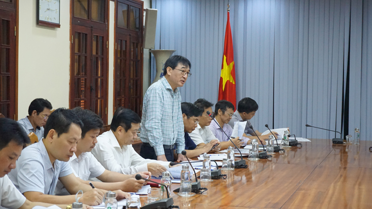 Đại diện lãnh đạo Sở Xây dựng báo cáo một số nét về tình hình ATGT, bảo đảm cấp nước an toàn và thu gom, xử lý nước thải trên địa bàn tỉnh  Quảng Bình.