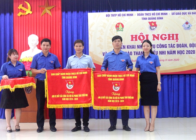 Ban Thường vụ Tỉnh đoàn Quảng Bình tặng Cờ thi đua “Đơn vị xuất sắc công tác Đội và phong trào thiếu nhi năm học 2019-2020 ".