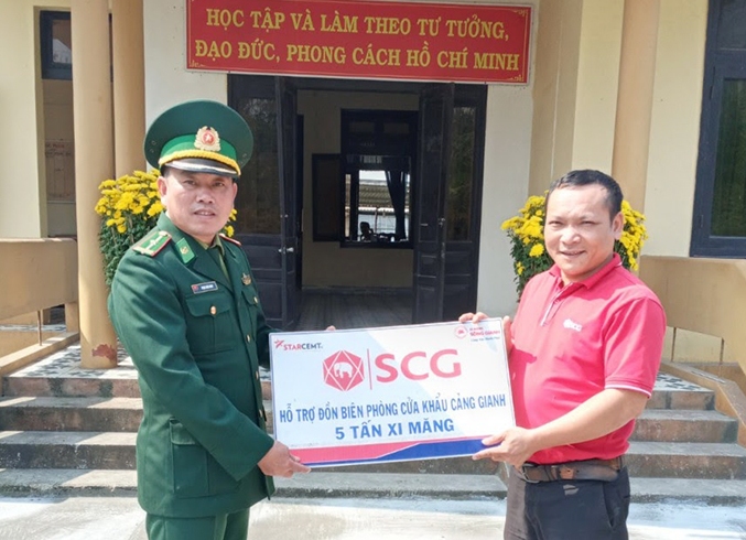 Đại diện SCG hỗ trợ xi măng cho Đồn Biên phòng cảng Gianh.