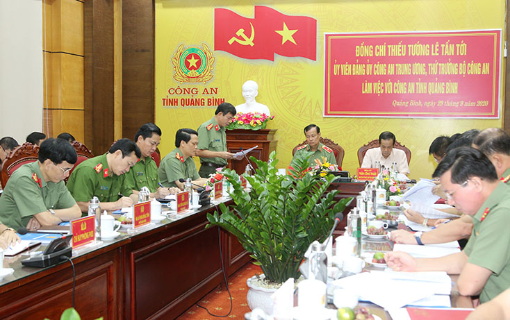  Đại tá Nguyễn Tiến Nam, Ủy viên Ban Thường vụ Tỉnh ủy, Giám đốc Công an tỉnh báo cáo kết quả công tác công an 9 tháng đầu năm