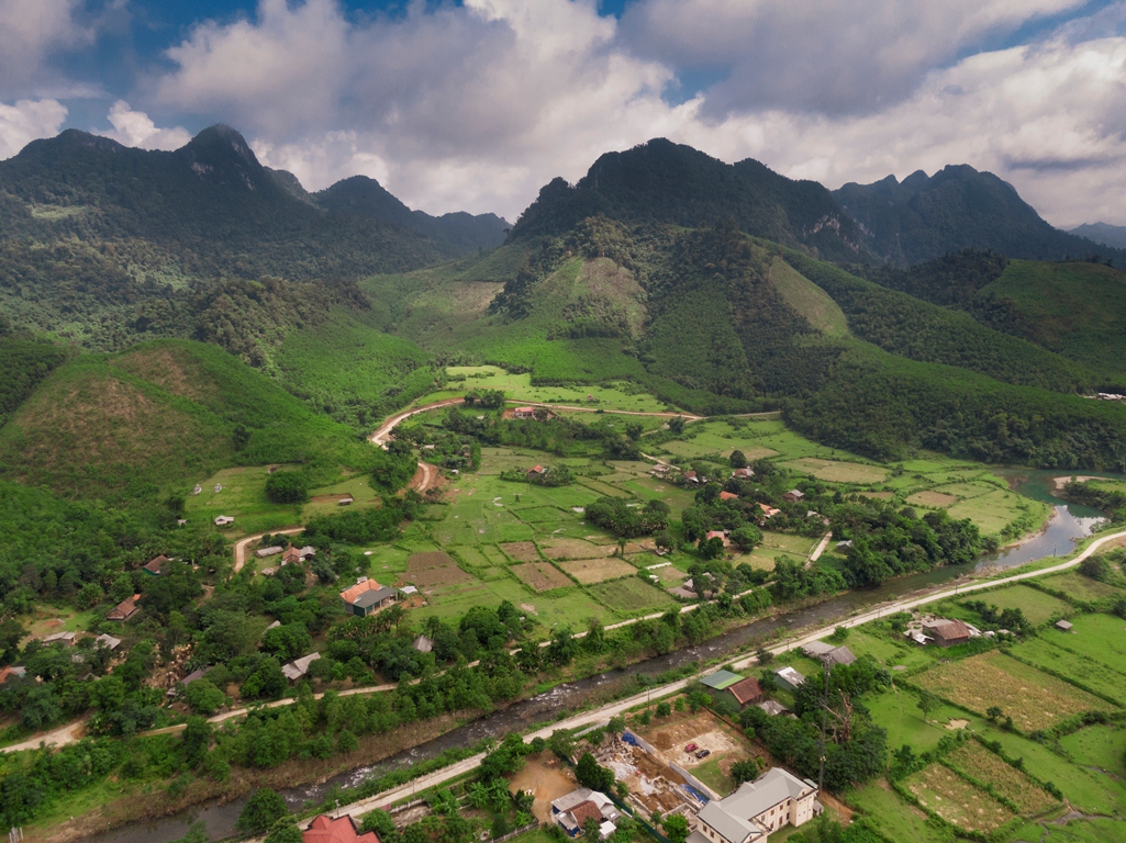 Xã Hóa Sơn (huyện Minh Hóa), nơi Vua Hàm Nghi đặt căn cứ lãnh đạo Phong trào Cần Vương chống thực dân Pháp năm 1885.