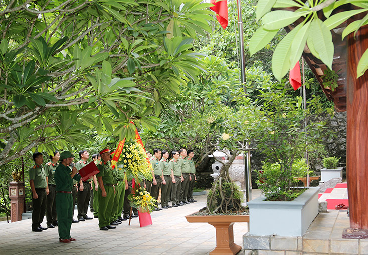 Đồng chí Thiếu tướng Lê Tấn Tới, Thứ trưởng Bộ Công an cùng đoàn công tác dâng hương, đặt vòng hoa, tri ân các anh hùng liệt sỹ tại hang Tám thanh niên xung phong, đường 20 Quyết Thắng