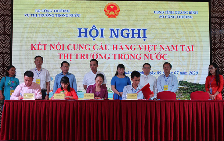 Hội nghị kết nối cung-cầu là cơ hội để các doanh nghiệp trong tỉnh mở rộng thị trường tiêu thụ. 