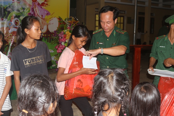  Đại diện lãnh đạo BĐBP tỉnh tặng quà cho các em học sinh có hoàn cảnh khó khăn. 