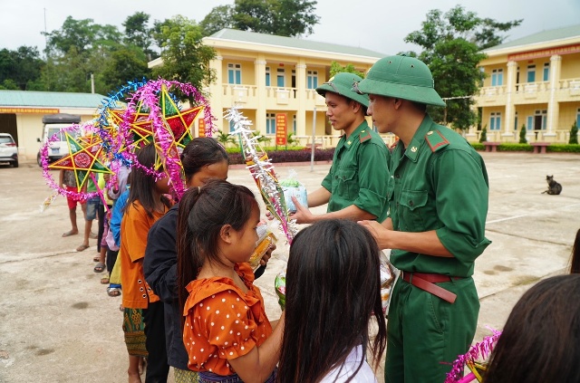BĐBP Cồn Roàng và nhóm thiện nguyện Từ tâm tặng quà các em nhỏ nhân dịp Tết Trung thu năm 2020 tại xã Thượng Trạch, huyện Bố Trạch