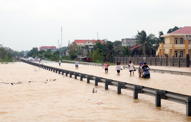 Lũ lụt "ngâm" địa bàn huyện Quảng Ninh nhiều ngày ròng