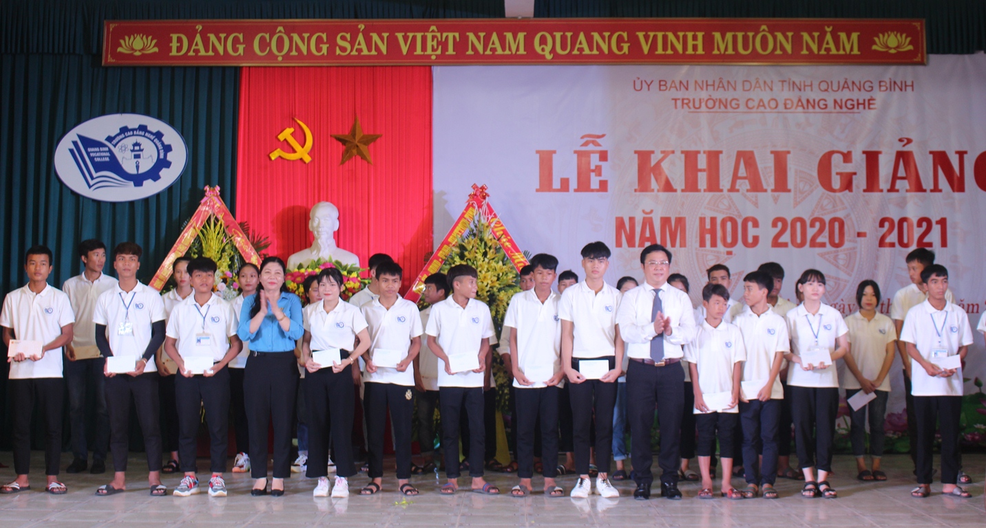 trao học bổng cho HSSV vượt khó học giỏi.