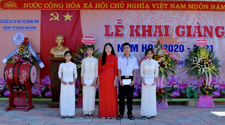   Nhà trường trao thưởng cho học sinh thi vào lớp 10 đạt kết quả cao tại lễ khai giảng năm học 2020-2021.