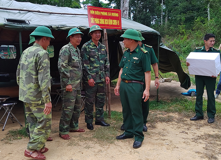 Đồn Biên phòng Cửa khẩu Cà Roòng (BĐBP Quảng Bình) lập chốt phòng, chống dịch Covid-19, kiểm soát chặt chẽ người, phương tiện ra vào khu vực biên giới. Ảnh: A.T 