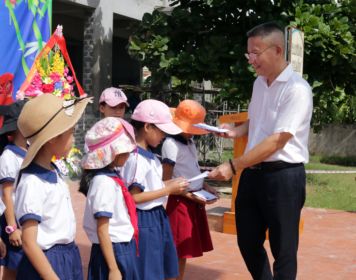 Và trao tặng học bổng cho học sinh trường Tiểu học Hạ Trạch.