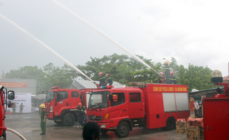CBCS Phòng Cảnh sát PCCC và CNCH triển khai đội hình chữa cháy