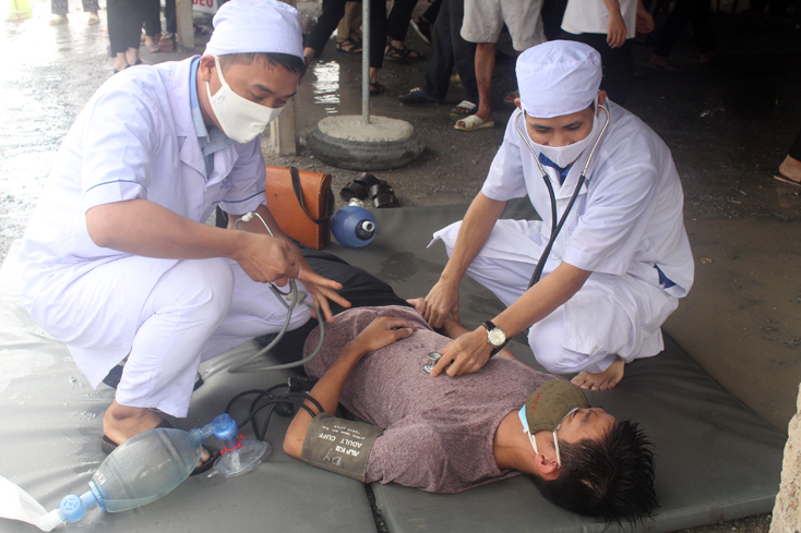 Đội ngũ y bác sỹ Bệnh viện đa khoa Khu vực Bắc Quảng Bình cấp cứu người bị nạn