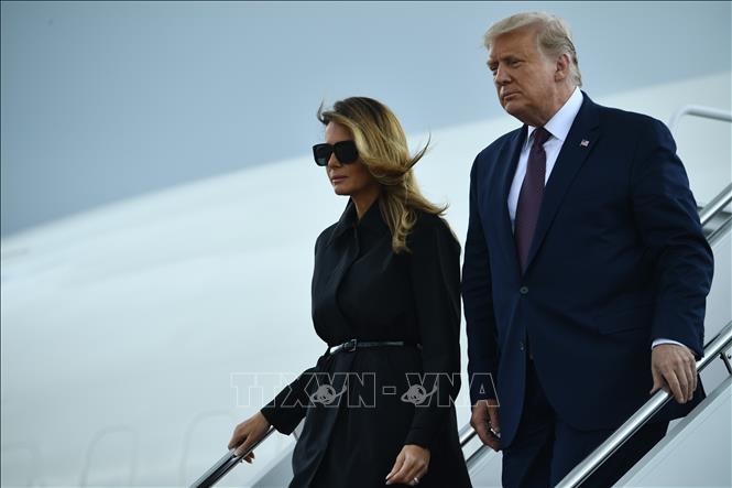 Tổng thống Mỹ Donald Trump (phải) cùng Đệ nhất phu nhân Melania Trump mắc COVID-19. Ảnh: AFP/TTXVN