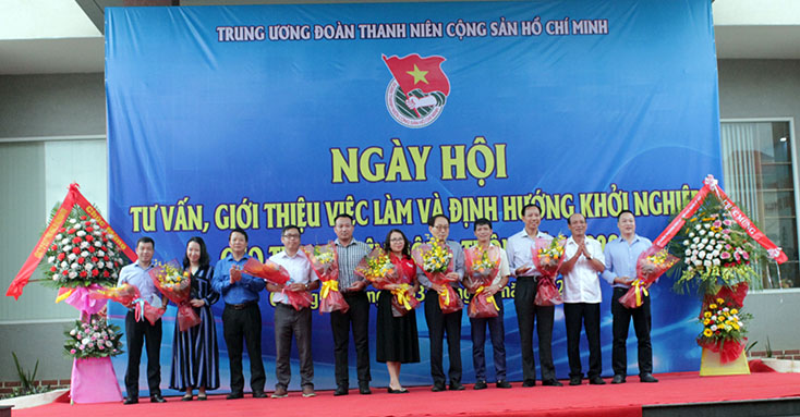 Lãnh đạo Trung ương Đoàn và Tỉnh đoàn trao hoa cho các doanh nghiệp