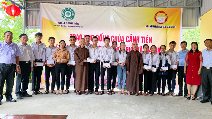 Ban Trị sự phật giáo huyện Quảng Ninh và Hội Khuyến học huyện Quảng Ninh trao học bổng cho các em học sinh