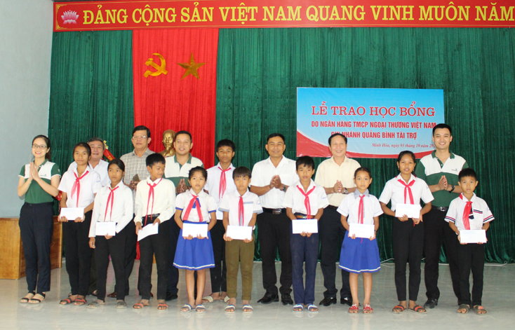 Đại diện Hội Khuyến học tỉnh trao học bổng cho học sinh nghèo Trường phổ thông dân tộc bán trú tiểu học và THCS Dân Hóa.