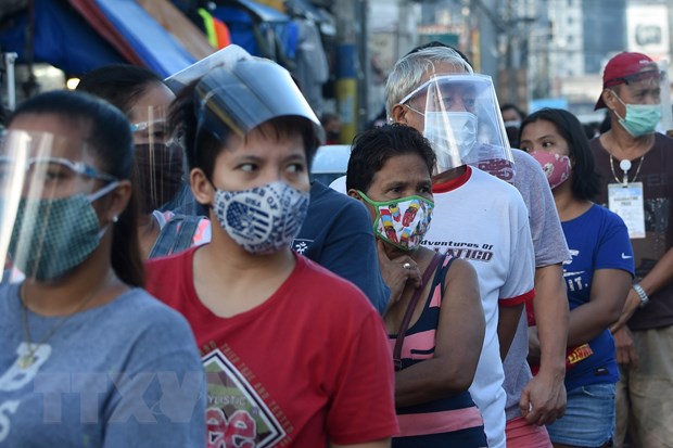 Người dân đeo khẩu trang phòng lây nhiễm COVID-19 tại Manila, Philippines. (Ảnh: AFP/TTXVN)