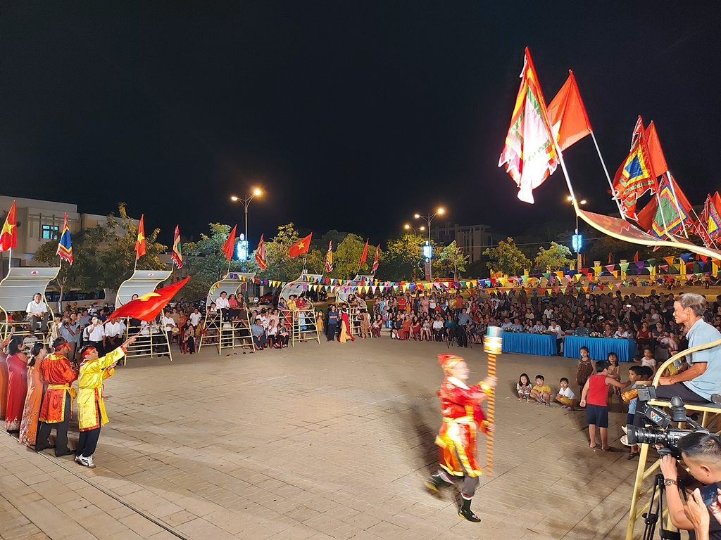 Liên hoan thu hút đông đảo người dân và du khách cùng tham gia.