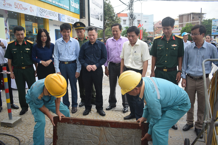 Các đại biểu kiểm tra công tác hạ ngầm tuyến cáp thông tin tuyến phía nam đường Trần Hưng Đạo 