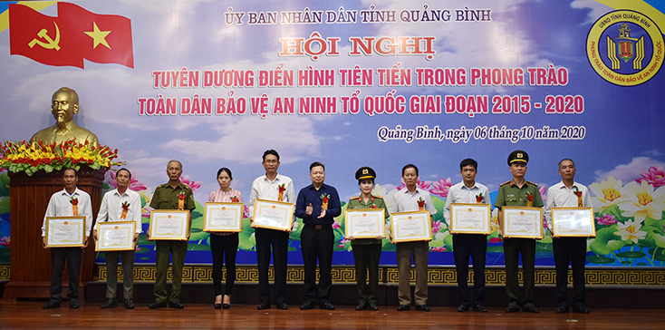 Đồng chí Nguyễn Tiến Hoàng, Tỉnh ủy viên, Phó Chủ tịch UBND tỉnh trao bằng khen của Chủ tịch UBND tỉnh cho các tập thể, cá nhân có thành tích xuất sắc trong thực hiện “Ngày hội toàn dân bảo vệ ANTQ”, giai đoạn 2015-2020.