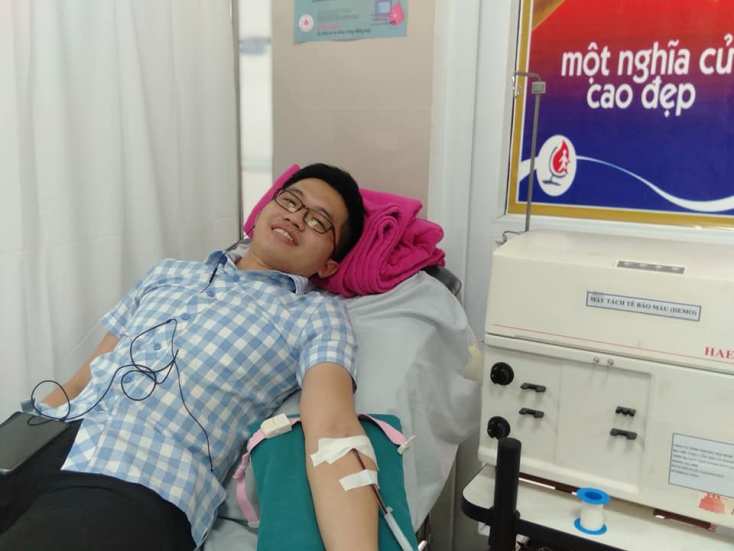 Bác sỹ Nguyễn Thắng hiến những giọt máu quý hiếm của mình cho bệnh nhân.
