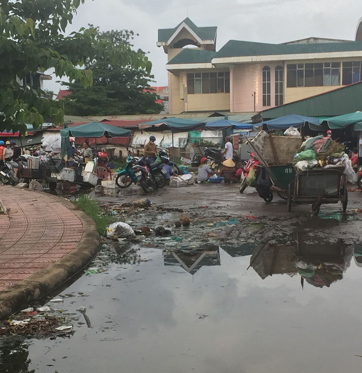Rác và chất thải của chợ Nam Lý tràn ra đường Hoàng Việt.