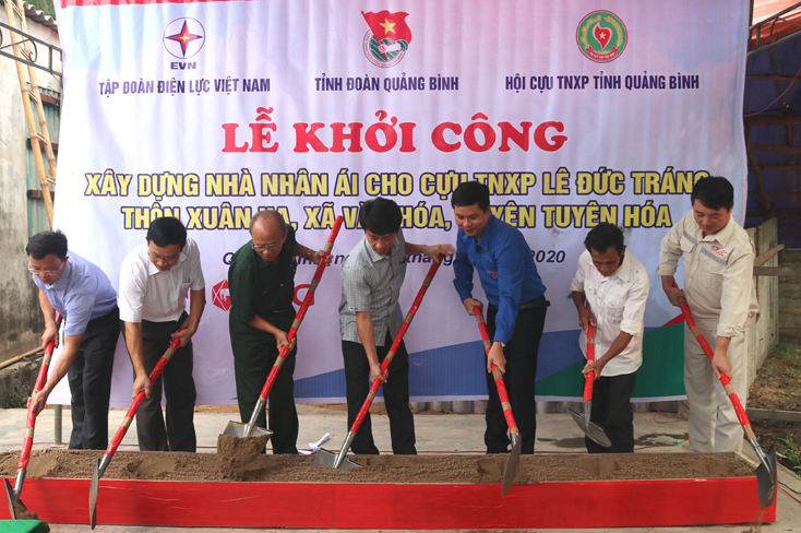 Động thổ khởi công xây dựng nhà nhaan ái ho cựu TNXP Lê Đức Tráng.