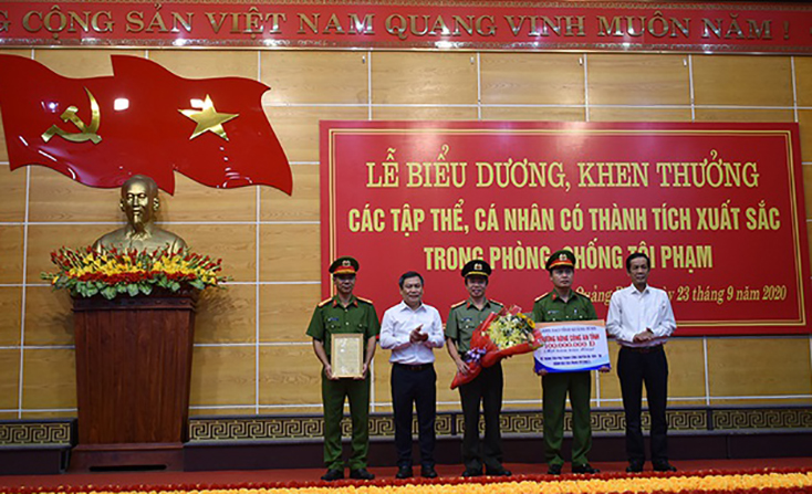 Ngày 23-9-2020, lãnh đạo tỉnh Quảng Bình tặng hoa và khen thưởng lực lượng Công an tỉnh trong đấu tranh chuyên án.