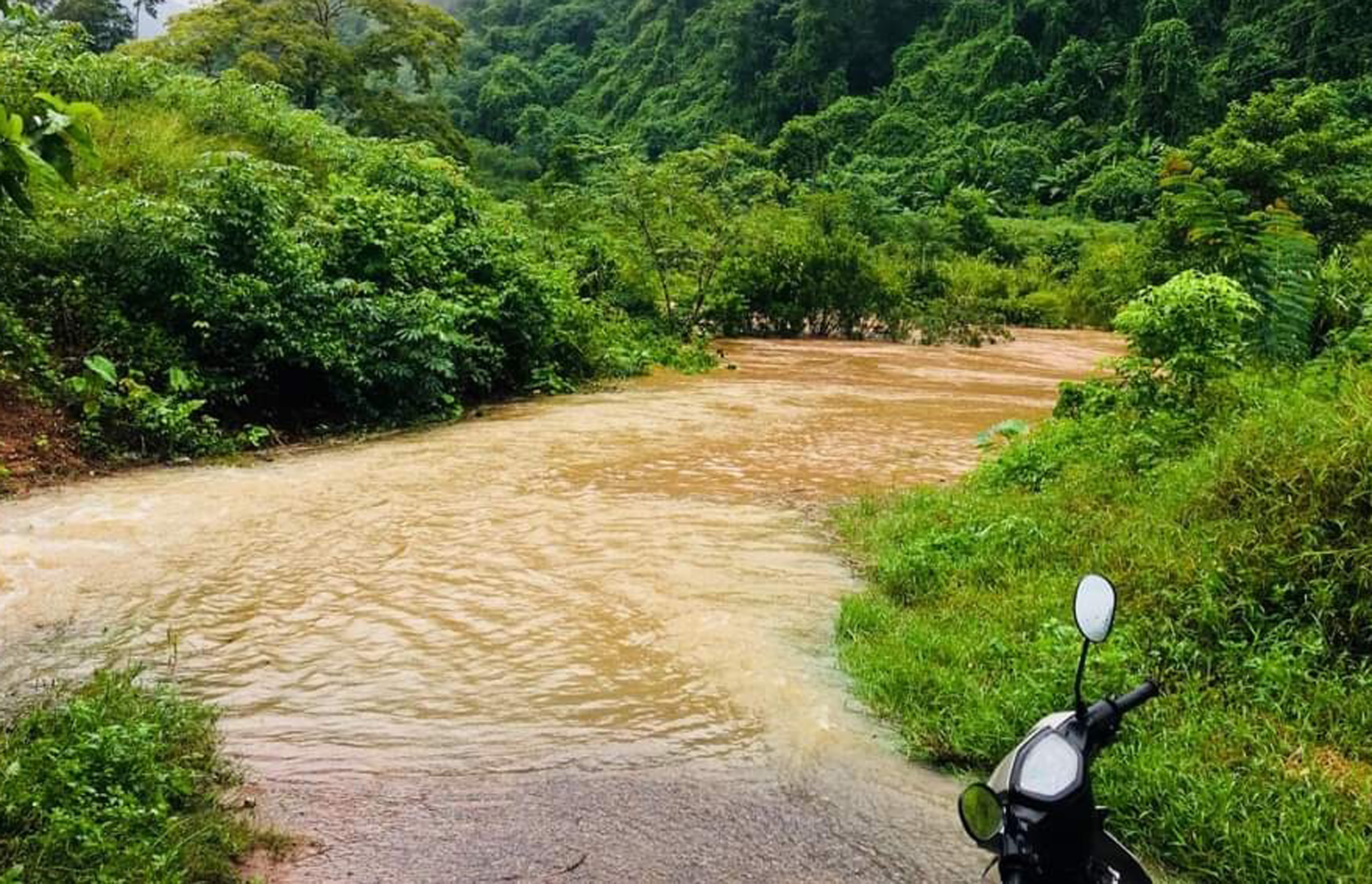 Nước lũ dân cao đã khiến nhiều tuyến đường giao thông huyết mạch ngập sâu trong nước...