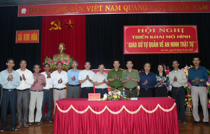 Đại diện lãnh đạo Bộ Công an, Công an tỉnh và lãnh đạo cấp ủy, chính quyền các cấp ở huyện Tuyên Hóa chứng kiến lễ ký cam kết thực hiện mô hình  